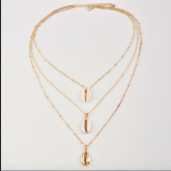 Elegant multi Layer Cowrie Shell Necklace - Picture 4 of 5